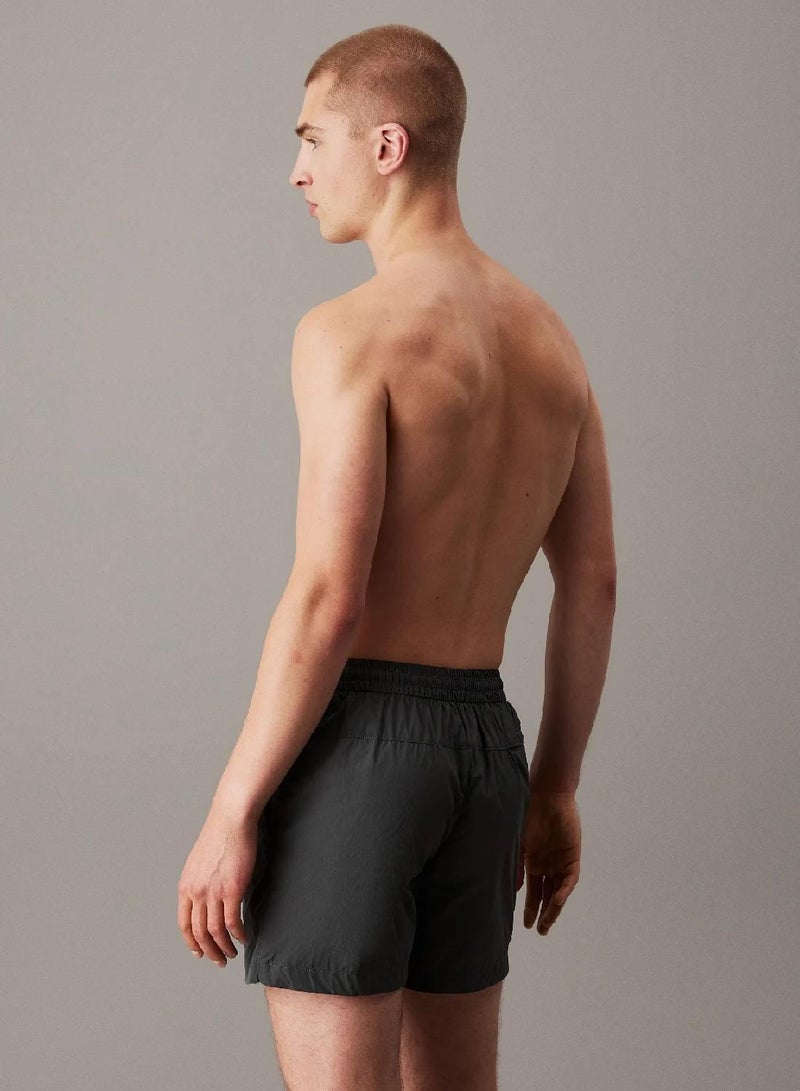 كالفن كلاين جينز شورت سباحة بخصر مزدوج من نايلون ناعم سي كيه - Image 2