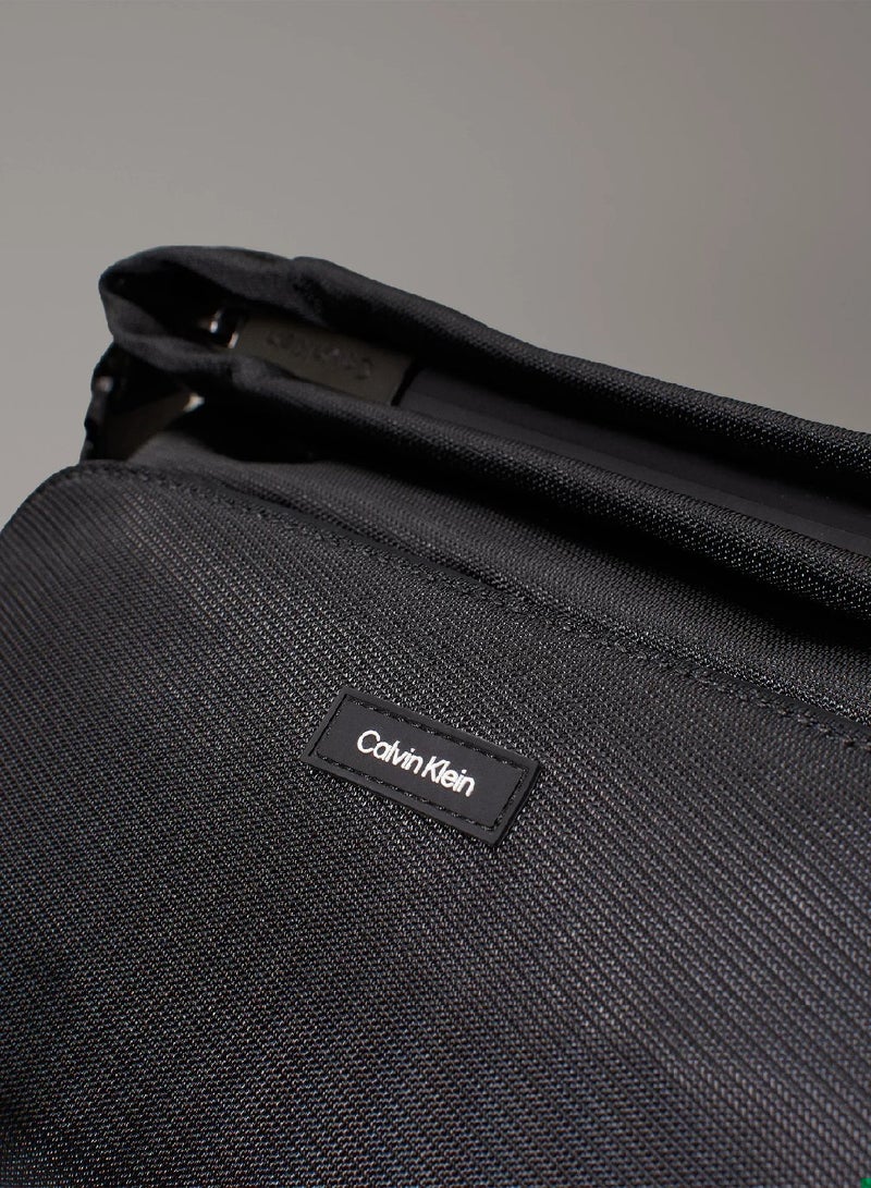 كالفن كلاين شنطة كروس بحزام كتف قابلة للطي - Image 3