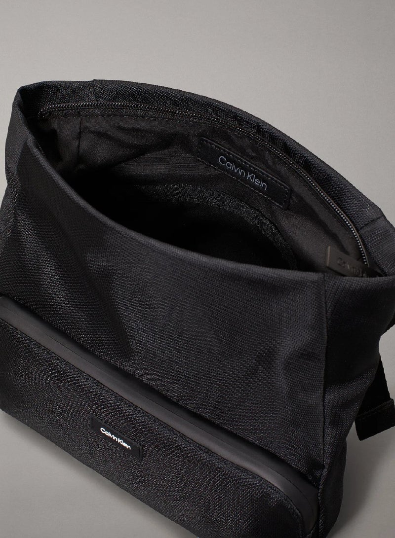كالفن كلاين شنطة كروس بحزام كتف قابلة للطي - Image 4