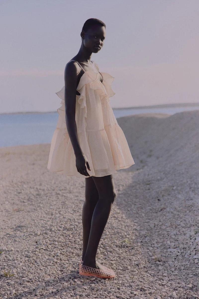 اتش اند ام فستان بتفاصيل مكشكشة