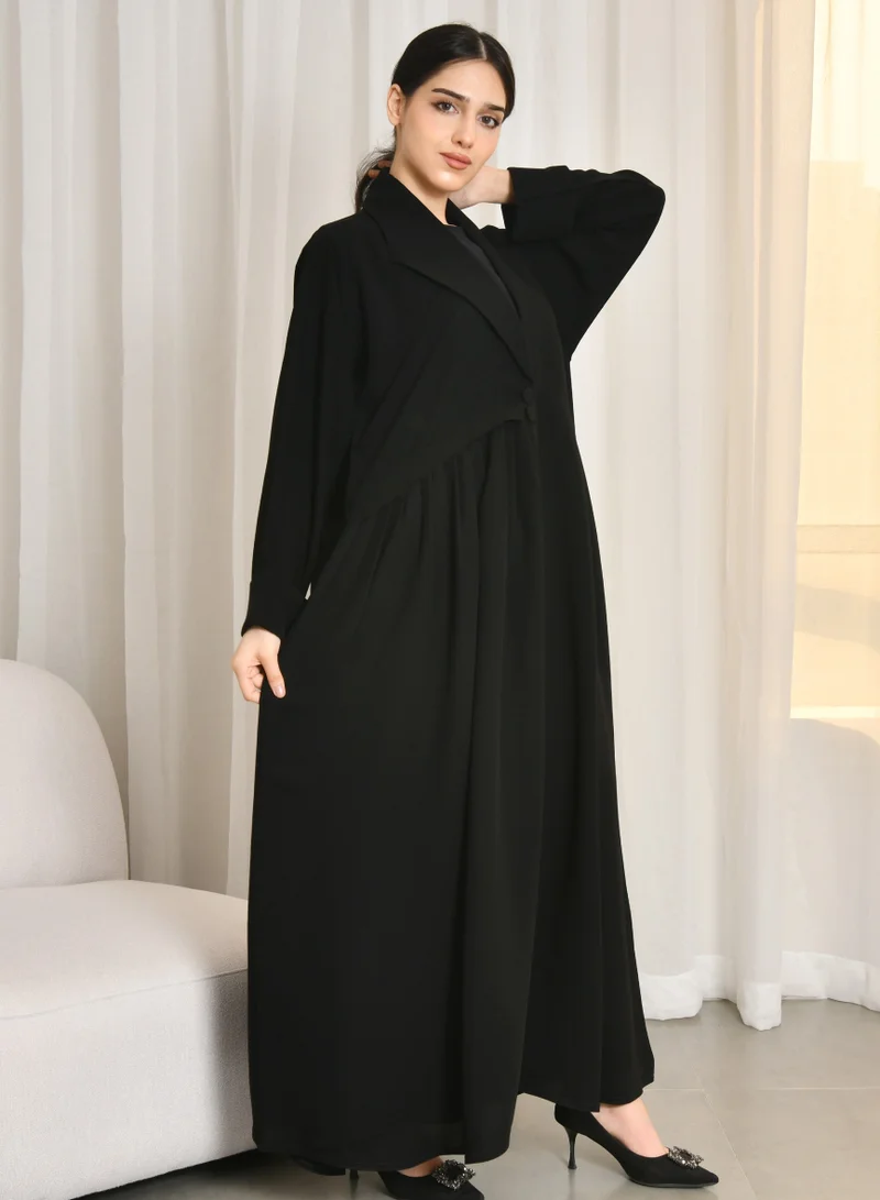 HAWRAA ABAYA Black abaya with a quarter-cloth blazer cut, side pleats and two button closures