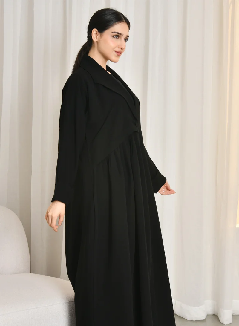 HAWRAA ABAYA Black abaya with a quarter-cloth blazer cut, side pleats and two button closures
