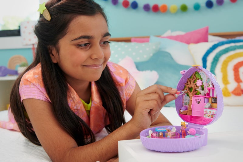 Polly Pocket مجموعة ألعاب بولي بوكيت، مقهى القنفذ المدمج مع دميتين صغيرتين و 10 ملحقات، لعبة سفر مع تصميم خارجي مريح - Image 2