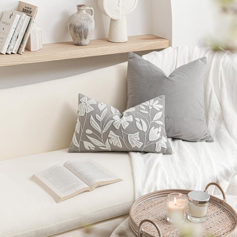 BlissBlush غطاء وسادة أسفل الظهر بألوان رمادية وزهورية من ، مقاس 12x20 بوصة، بتصميم مستطيل وبلون أزرق فاتح، مزين بنقوش زهورية دقيقة، من الحرير، بلون بيج ورقي، مع نقوش زهورية ناعمة (الغطاء فقط). - Image 3