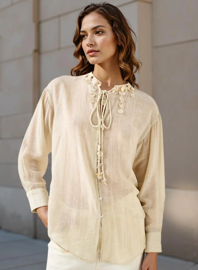 ايكونيك توب أيقوني بقصة عادية مع تفاصيل شرابات الصدف