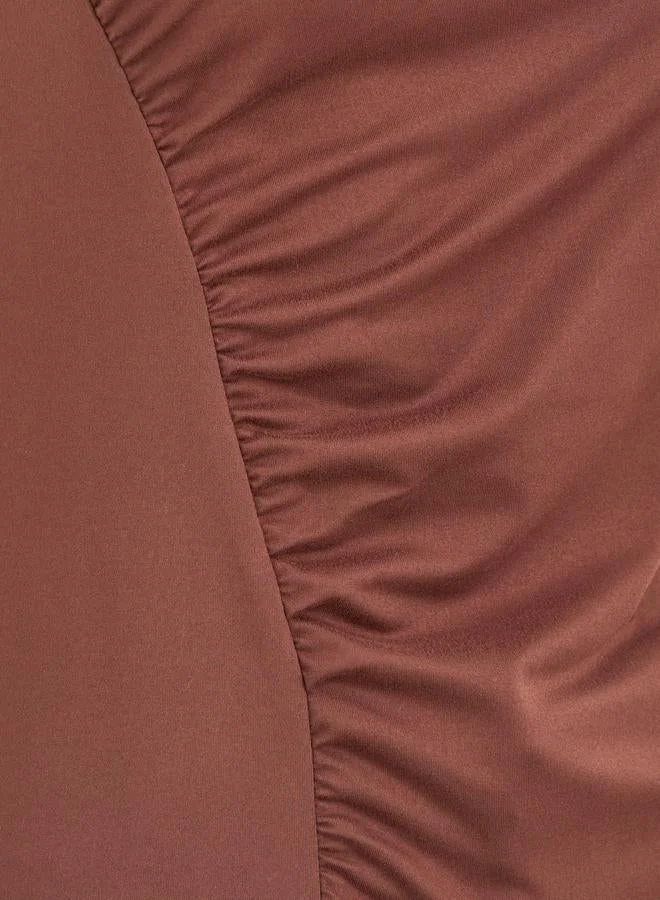 ستايلي بلوزة محبوكة بياقة مستديرة وتفاصيل مكشكشة بدون أكمام