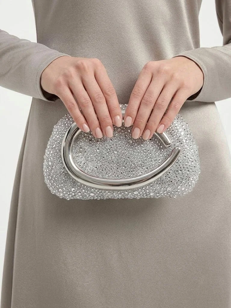 فيني حقيبة كلاتش سهرة نسائية فاخرة من VINY مرصعة بالكريستال مع مقبض معدني ذهبي – حقيبة حفلات وزفاف ومناسبات رسمية