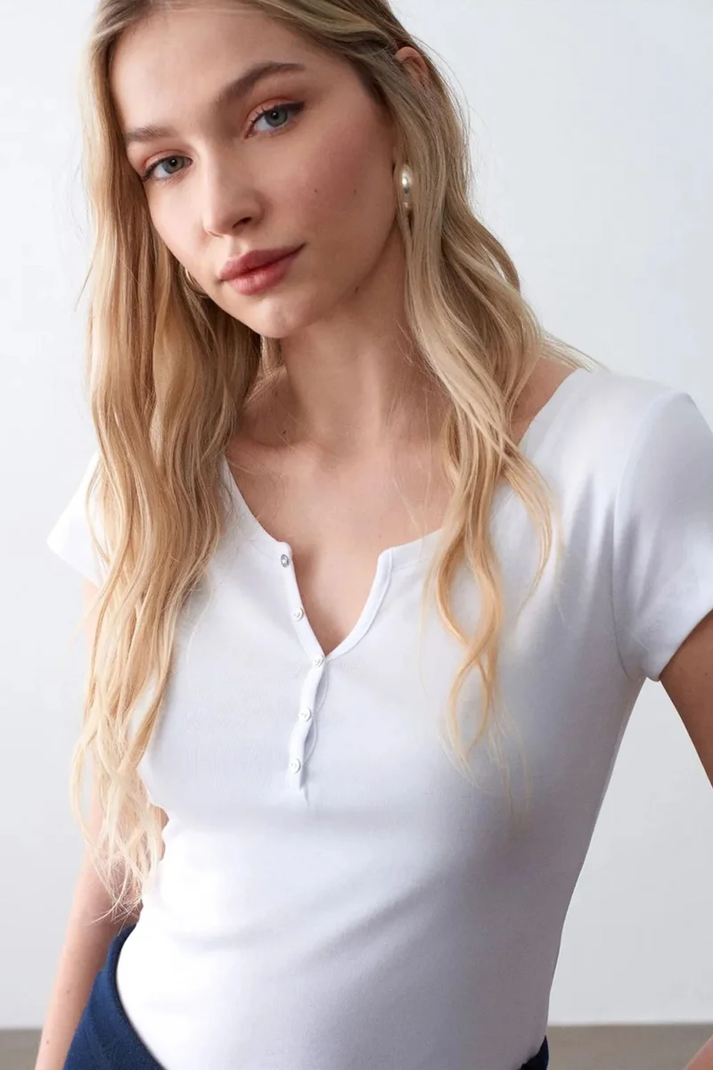 DILVIN Women's Slim Fit Cotton U-Neck T-Shirt