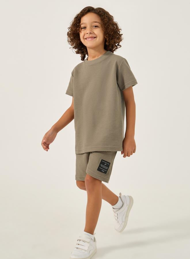 ستايلي طقم تي شيرت مزخرف وشورت بشعار - Image 1