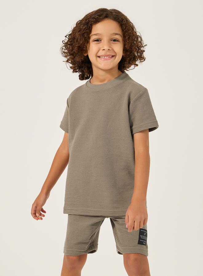 ستايلي طقم تي شيرت مزخرف وشورت بشعار - Image 2