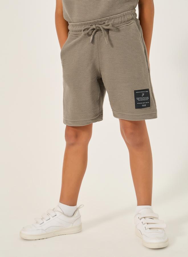 ستايلي طقم تي شيرت مزخرف وشورت بشعار - Image 5