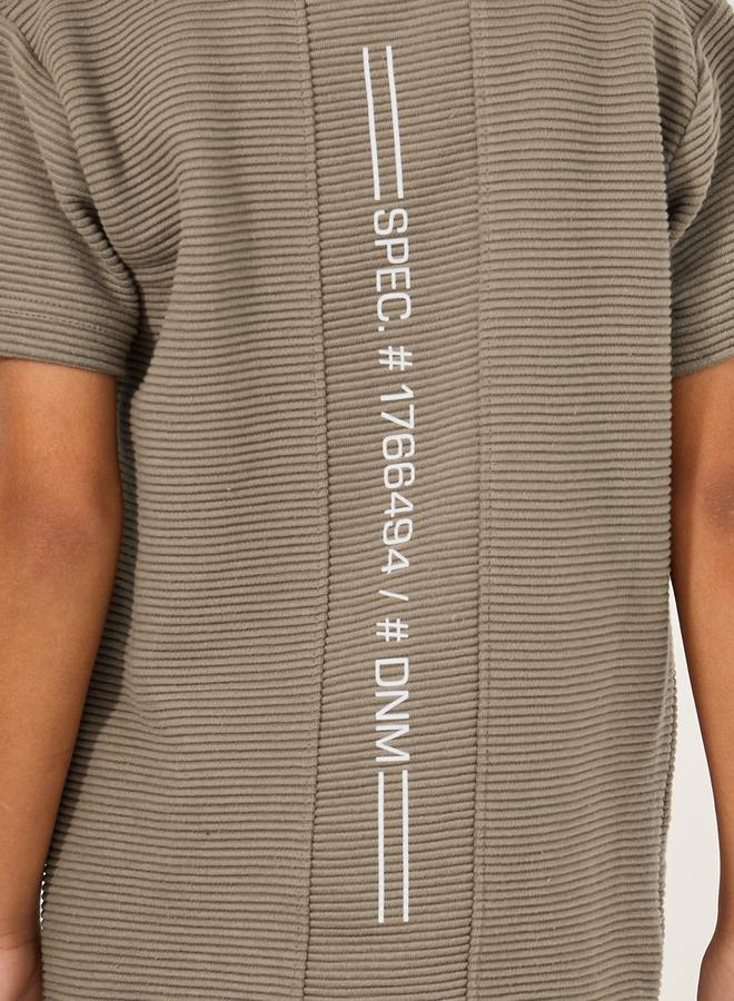 ستايلي طقم تي شيرت مزخرف وشورت بشعار - Image 4