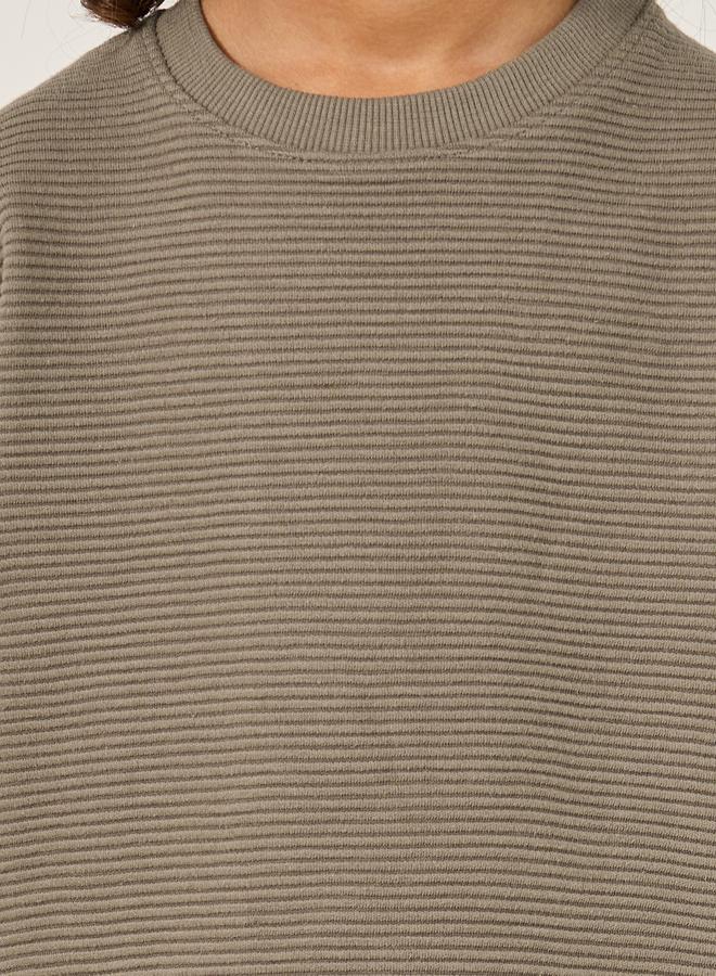 ستايلي طقم تي شيرت مزخرف وشورت بشعار - Image 3