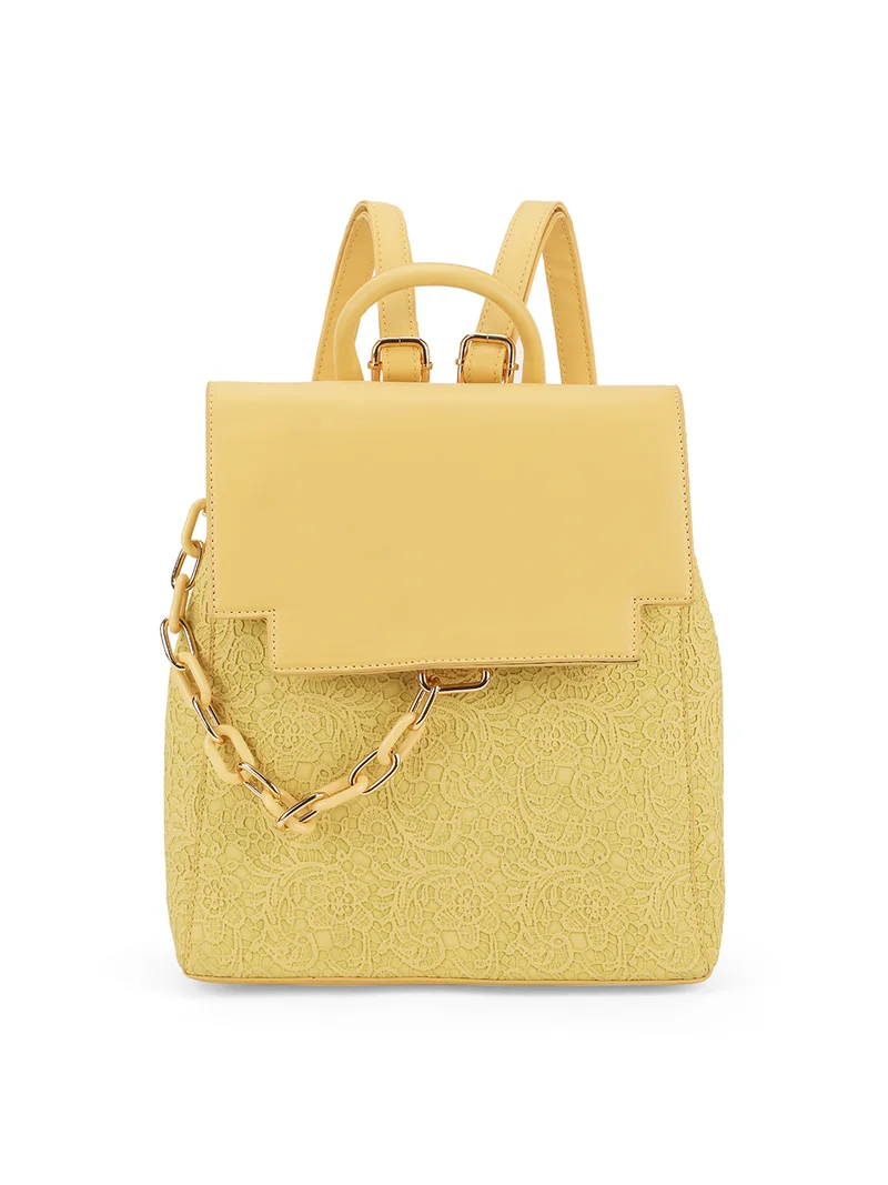 جلو باص حقيبة ظهر نسائية متوسطة من جلوبس باللون الأصفر بتفاصيل دانتيل وزهور وسلسلة وياقة بتصميم حمالات وإغلاق بغطاء