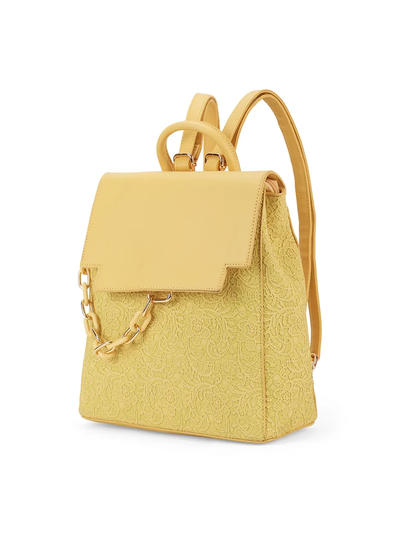 جلو باص حقيبة ظهر نسائية متوسطة من جلوبس باللون الأصفر بتفاصيل دانتيل وزهور وسلسلة وياقة بتصميم حمالات وإغلاق بغطاء