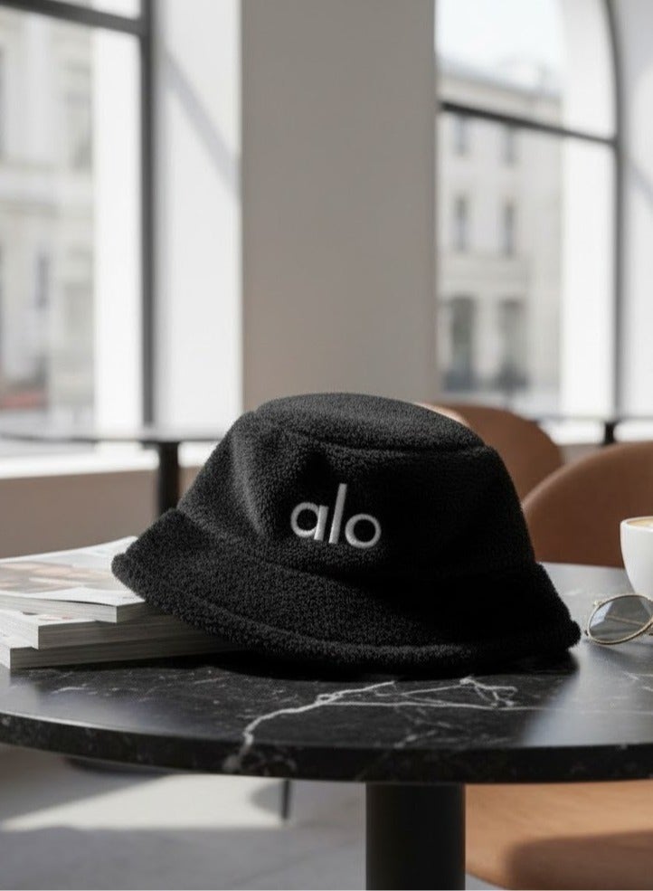 ألو قبعة بوكت شتوية فرو فاخرة بشعار Alo – خامة ناعمة ودافئة، تصميم عصري أنيق للجنسين، مثالية للشتاء والخروجات اليومية مع ستايل كاجوال مميز(أسود) - Image 2