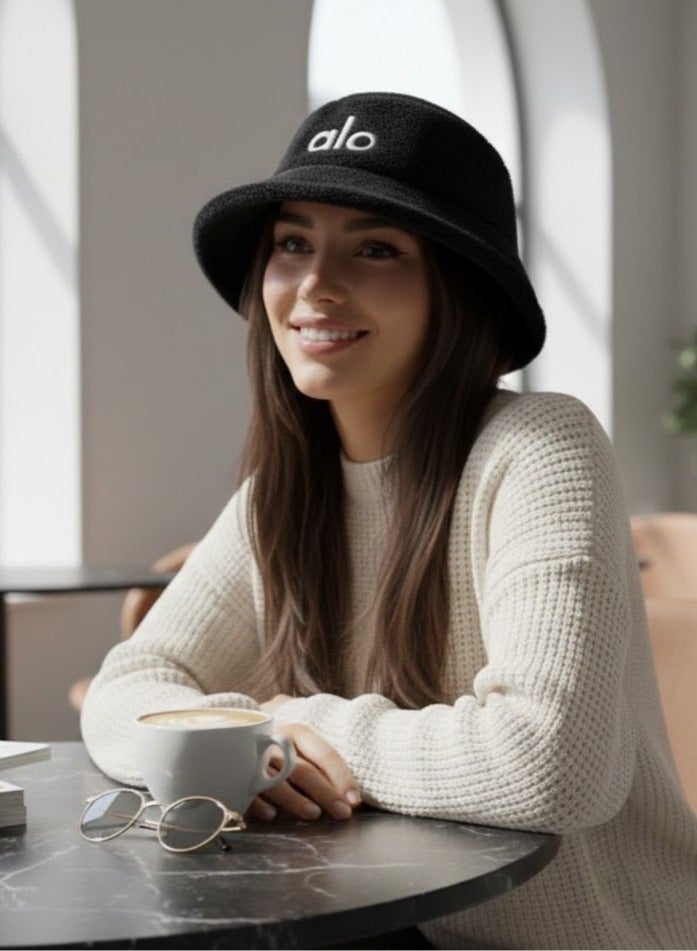 ألو قبعة بوكت شتوية فرو فاخرة بشعار Alo – خامة ناعمة ودافئة، تصميم عصري أنيق للجنسين، مثالية للشتاء والخروجات اليومية مع ستايل كاجوال مميز(أسود) - Image 5