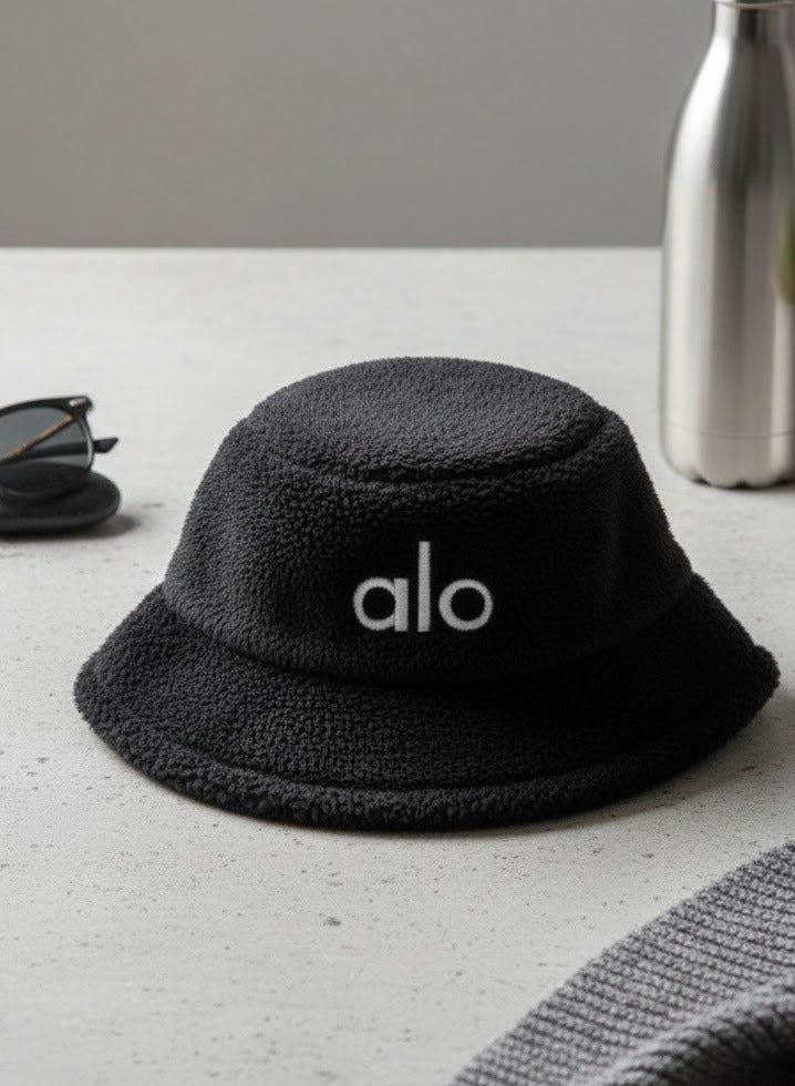 ألو قبعة بوكت شتوية فرو فاخرة بشعار Alo – خامة ناعمة ودافئة، تصميم عصري أنيق للجنسين، مثالية للشتاء والخروجات اليومية مع ستايل كاجوال مميز(أسود) - Image 3