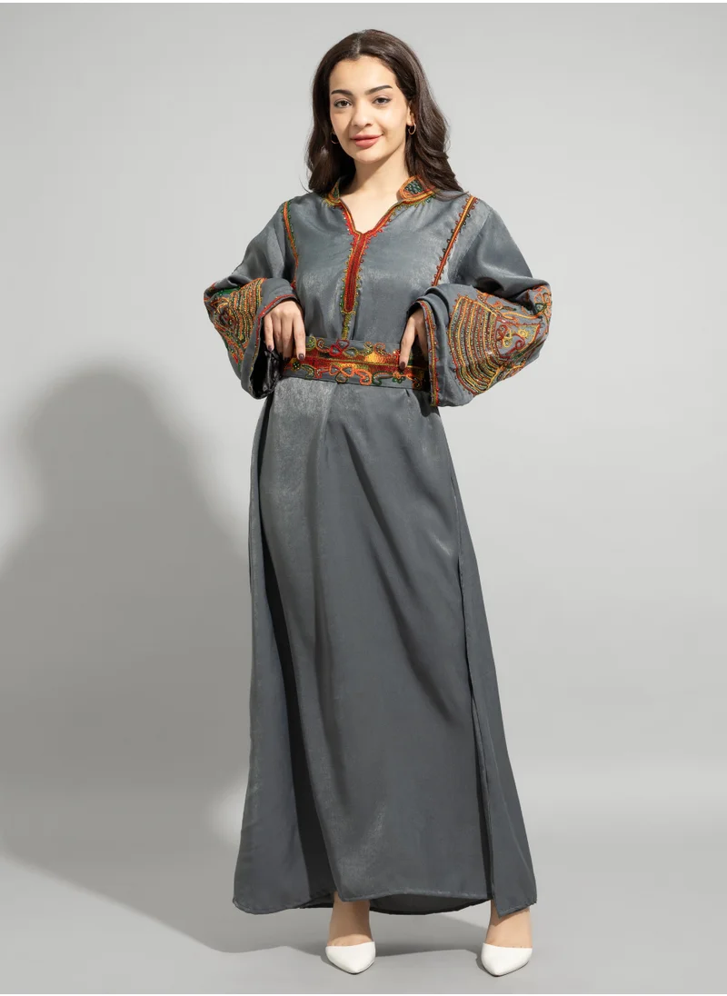 اكسا جلابية انيقة سادة مطرزة IN1339 رمادي