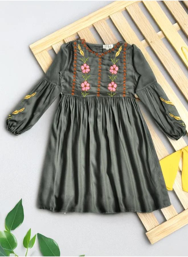 بيلا مودا Bella Moda Floral Embroidered Round Neck Knee-Length Dress