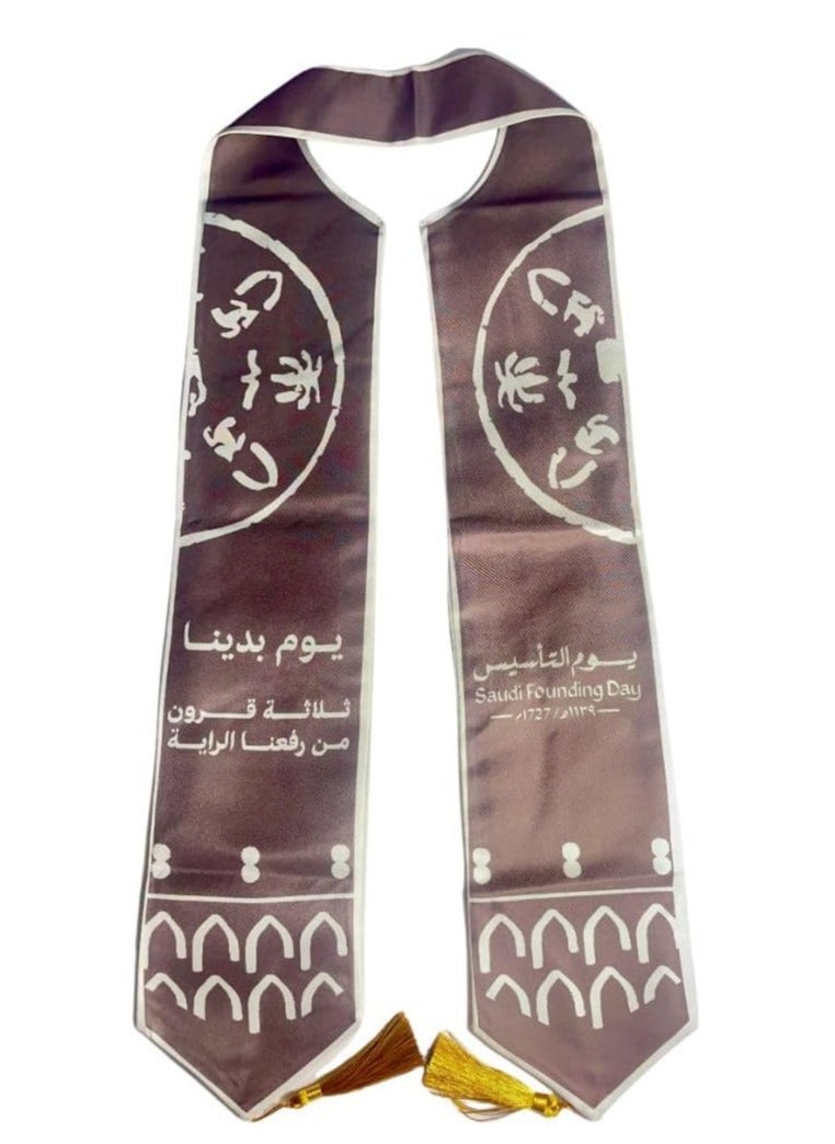 ماركة غير محددة - وشاح يوم تأسيس المملكة العربية السعودية من جوشتراي مع شعار يوم بادينا عالي الجودة باللون البني مع شرابات للاحتفال بالأحداث والمناسبات الرياضية الوطنية - Image 1