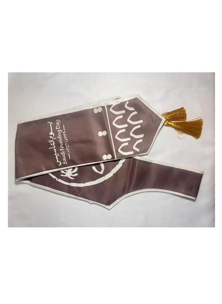 ماركة غير محددة - وشاح يوم تأسيس المملكة العربية السعودية من جوشتراي مع شعار يوم بادينا عالي الجودة باللون البني مع شرابات للاحتفال بالأحداث والمناسبات الرياضية الوطنية - Image 1
