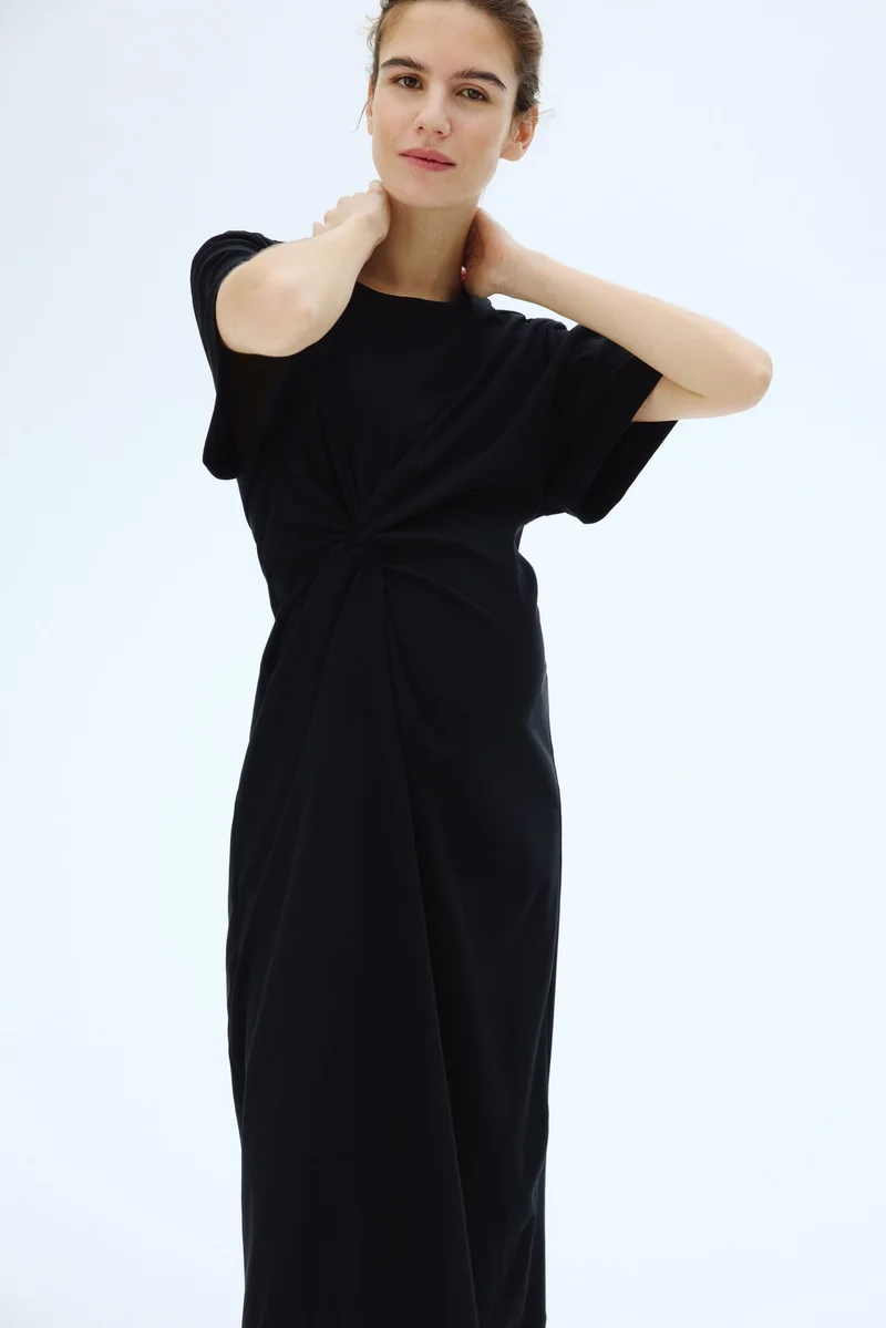 اتش اند ام فستان بتفاصيل عقدة من تشكيلة ماما