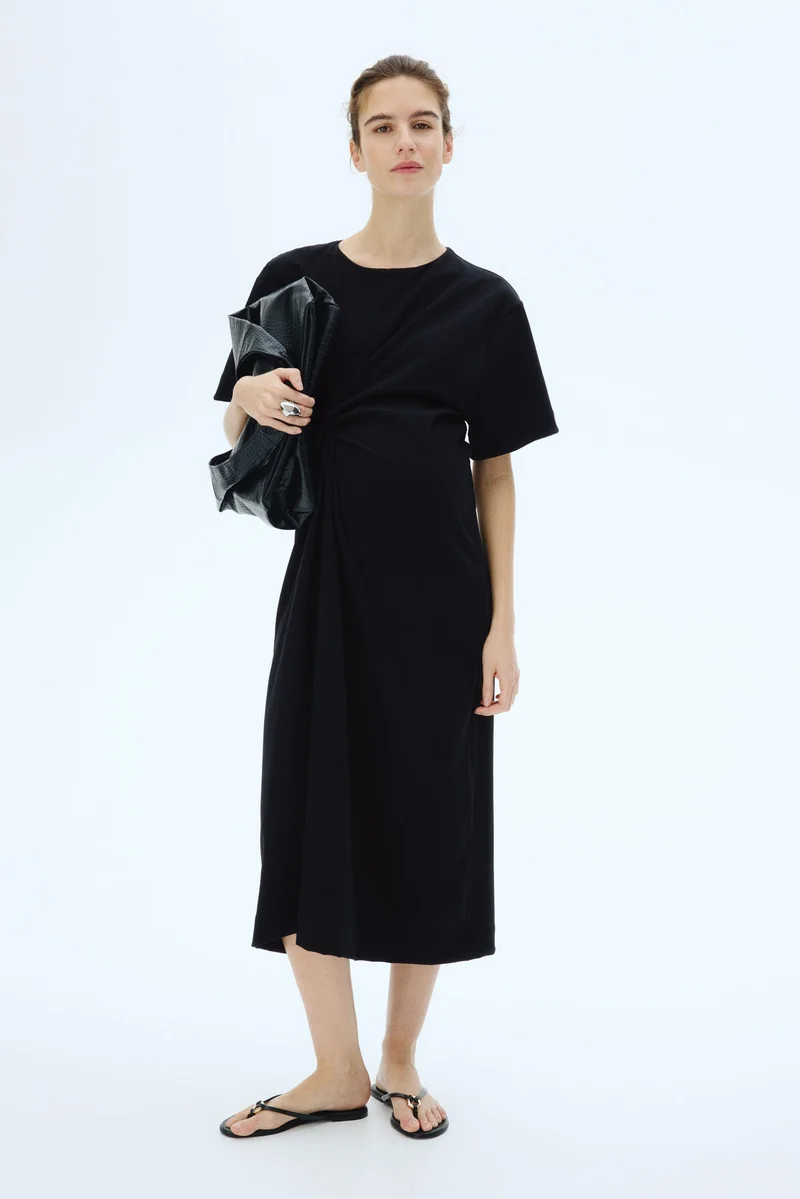 اتش اند ام فستان بتفاصيل عقدة من تشكيلة ماما