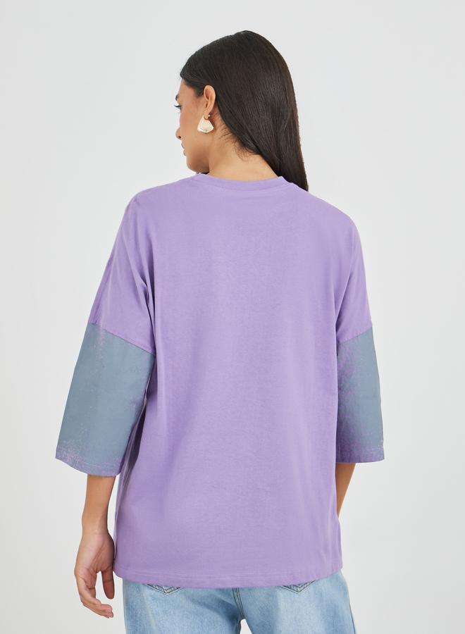 ستايلي تي شيرت واسع بأكتاف بارزة مطلي بالرش مع تفاصيل حلقات - Image 4