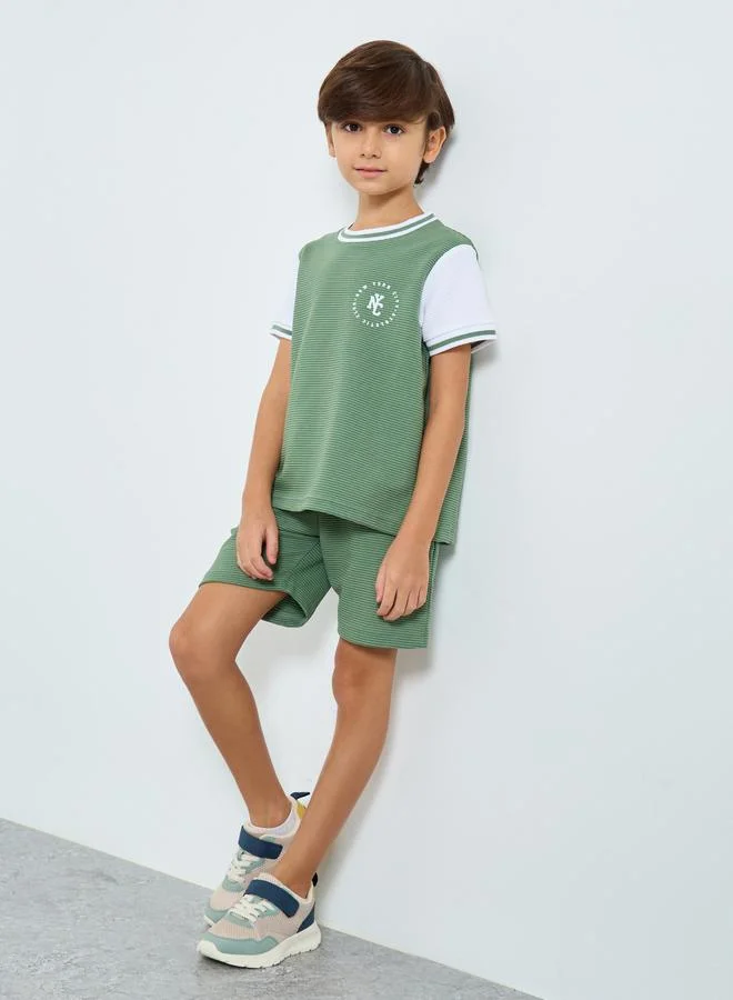 ستايلي طقم من شورت وتيشيرت بتفاصيل مُتباينة