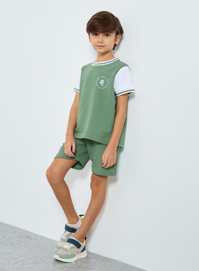ستايلي طقم من شورت وتيشيرت بتفاصيل مُتباينة - Image 1