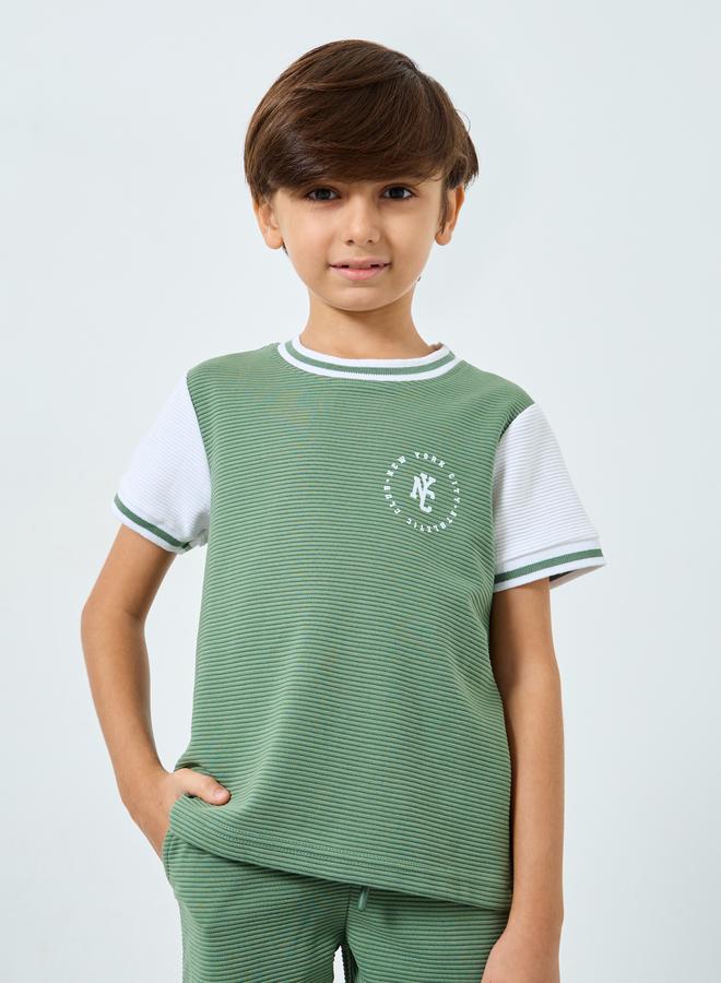 ستايلي طقم من شورت وتيشيرت بتفاصيل مُتباينة - Image 2