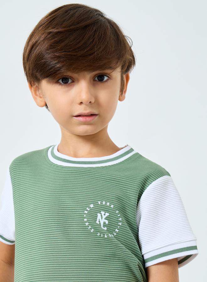 ستايلي طقم من شورت وتيشيرت بتفاصيل مُتباينة - Image 4