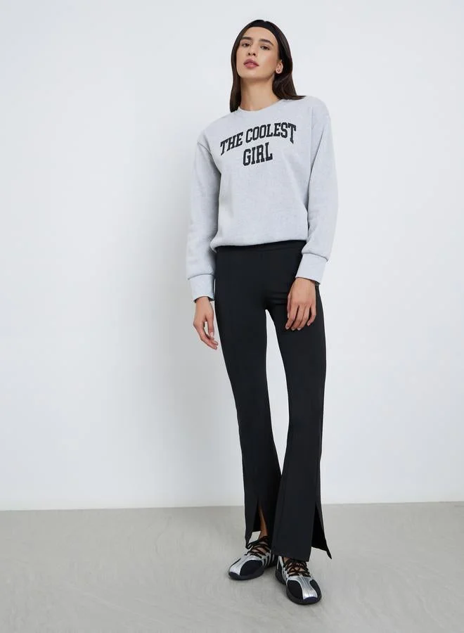 تايك تو سويتشيرت رمادي بطبعة شعار بقصة عادية