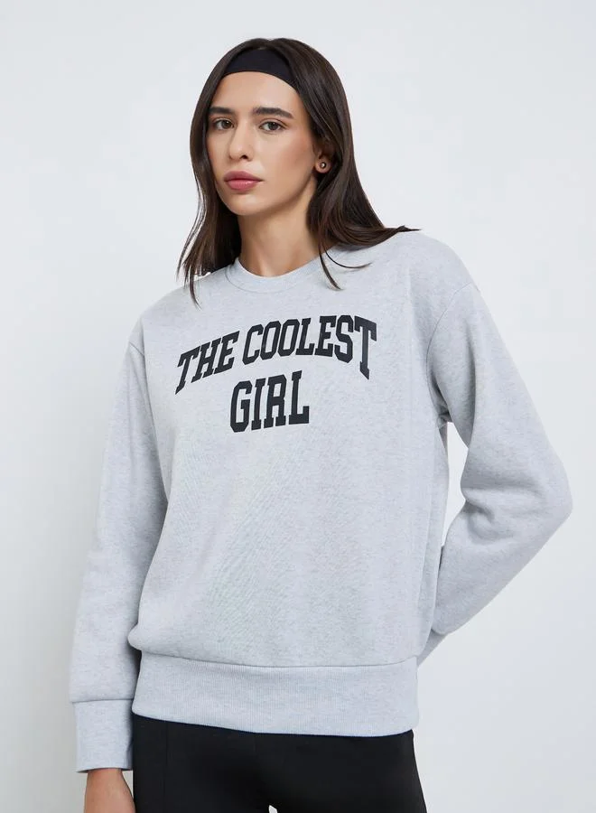 تايك تو سويتشيرت رمادي بطبعة شعار بقصة عادية