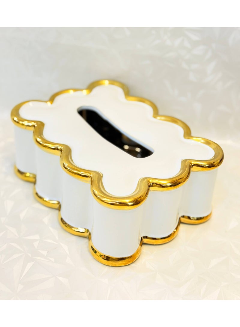 ناما علبة مناديل فاخرة وعصرية تتميز بتصميم فريد على شكل غيمة أو زهرة متعرجة الحواف. الهيكل مصنوع من مادة سيراميكية أو بلاستيكية صلبة مغطاة بـاللون الأبيض الناصع واللامع.