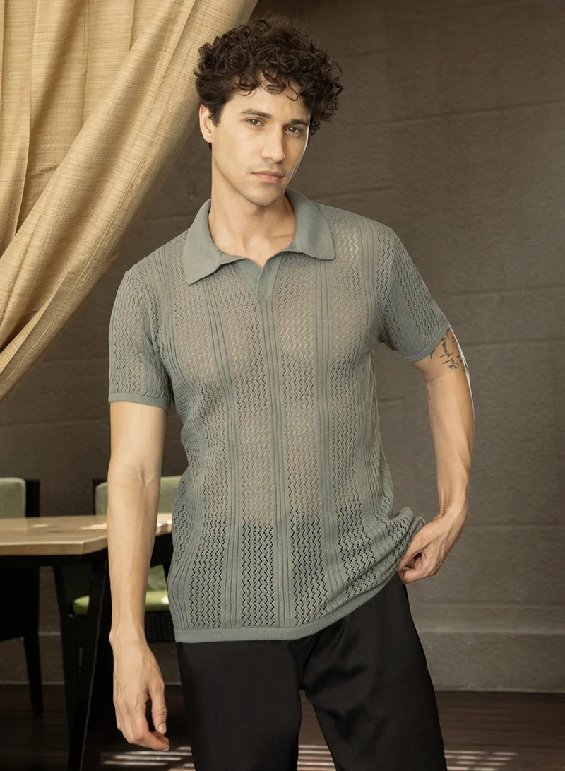 كامبوس سوترا تيشيرت بولو رجالي رمادي بنقشة شيفرون وبنسيج بارز