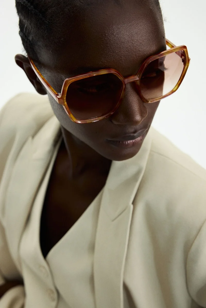 اتش اند ام نظارات شمسية بتصميم مربع