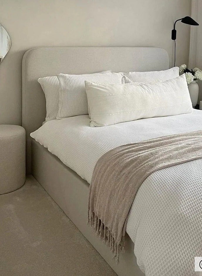 ملاذ هاوس سرير مبطن بأزرار - MZBDN02-OFW-100 سم - مصنوع من قماش ناعم مع لوح رأس مبطن بأزرار - 100 سم - الأبعاد: ارتفاع 120 سم × طول 195 سم - طول 195 سم × ارتفاع 120 سم × عرض 100 سم - Image 3