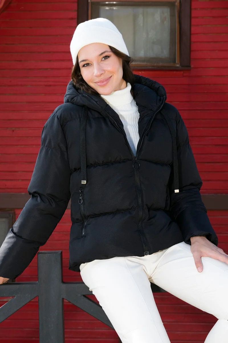 ليلا Pocket Hooded Regular Fit Puffer Coat Women's Coat 640Y002