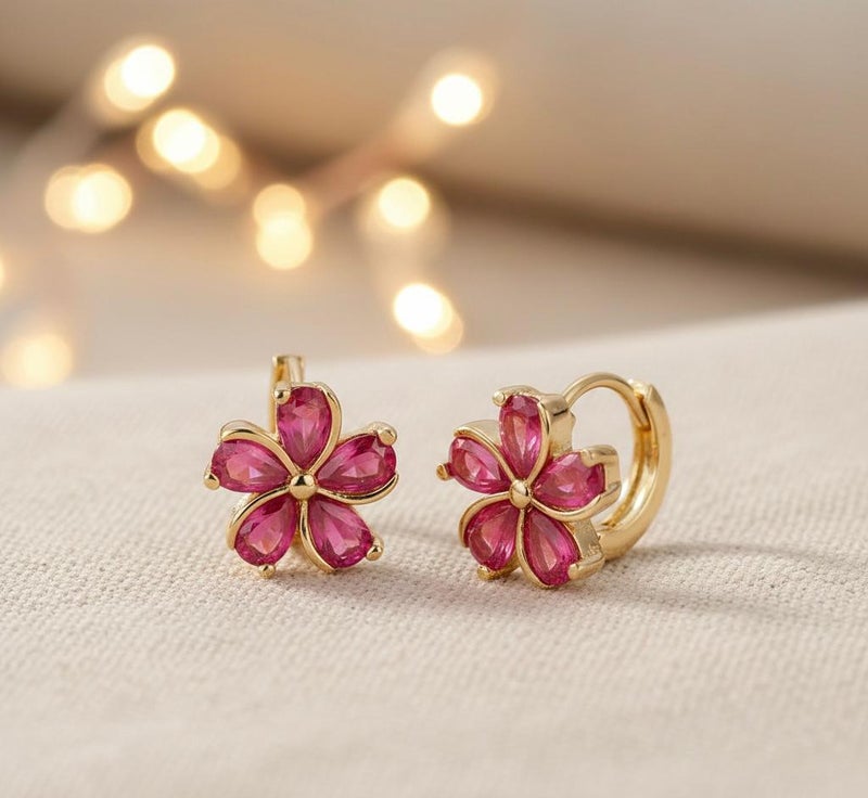 حلق ذهبي فاخر يتألق بزهرة خماسية مرصعة بأحجار باللون الوردي الجذاب. تصميم يجمع بين الفخامة والنعومة ليضيف لمسة حيوية لإطلالتك. - Image 4