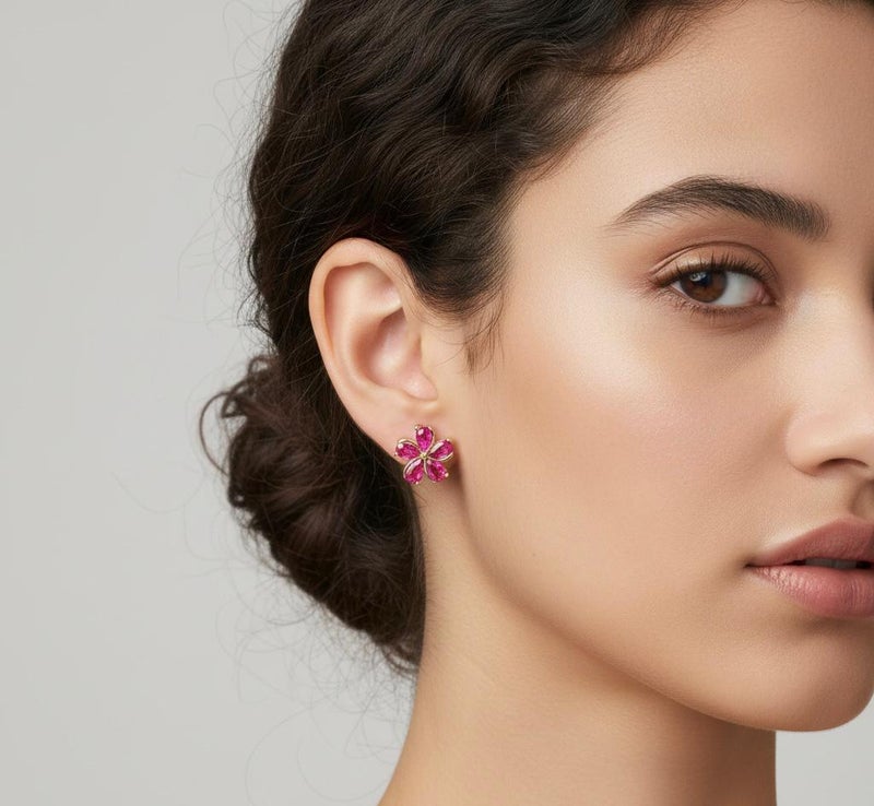 حلق ذهبي فاخر يتألق بزهرة خماسية مرصعة بأحجار باللون الوردي الجذاب. تصميم يجمع بين الفخامة والنعومة ليضيف لمسة حيوية لإطلالتك. - Image 5