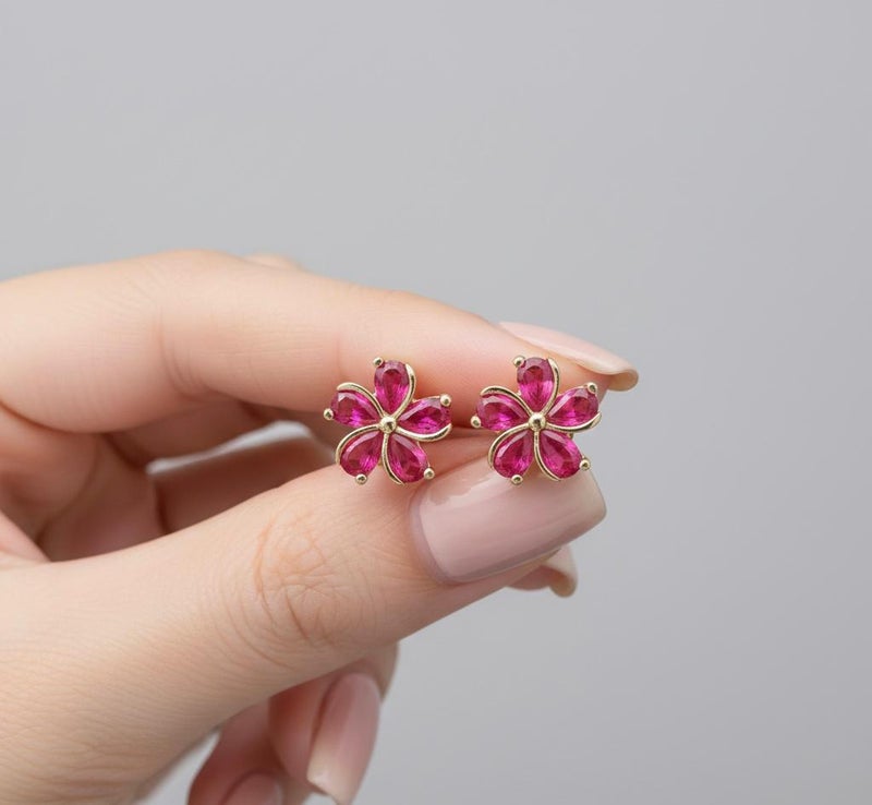 حلق ذهبي فاخر يتألق بزهرة خماسية مرصعة بأحجار باللون الوردي الجذاب. تصميم يجمع بين الفخامة والنعومة ليضيف لمسة حيوية لإطلالتك. - Image 3