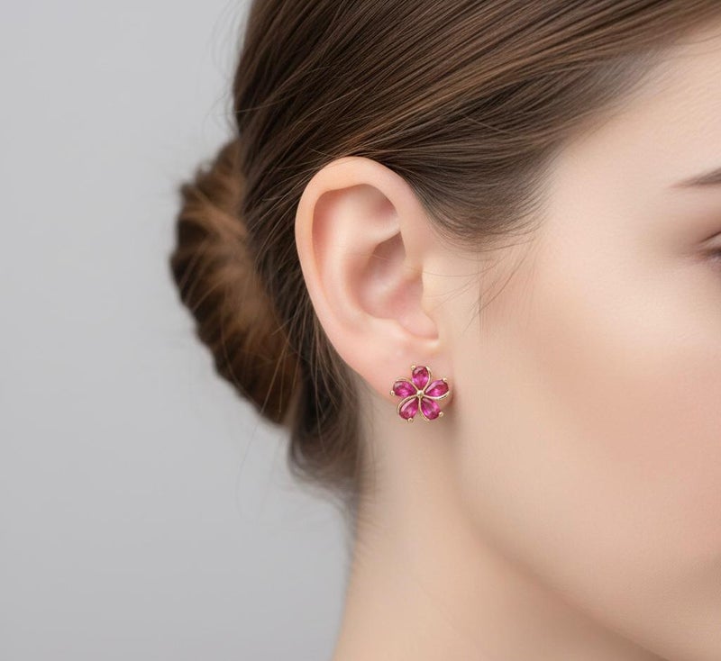 حلق ذهبي فاخر يتألق بزهرة خماسية مرصعة بأحجار باللون الوردي الجذاب. تصميم يجمع بين الفخامة والنعومة ليضيف لمسة حيوية لإطلالتك. - Image 2