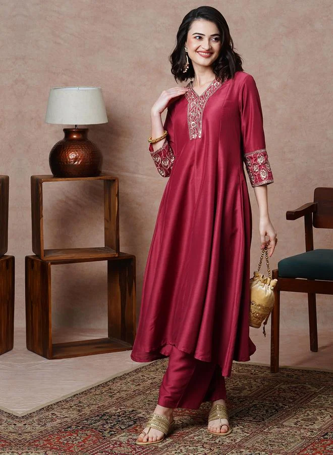 جلو باص مجموعة من بنطال وكورتا مُطرّزة بزهور