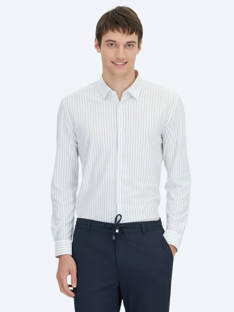 كيب قميص رياضي أبيض اللون بخطوط زرقاء مصنوع من مزيج القطن