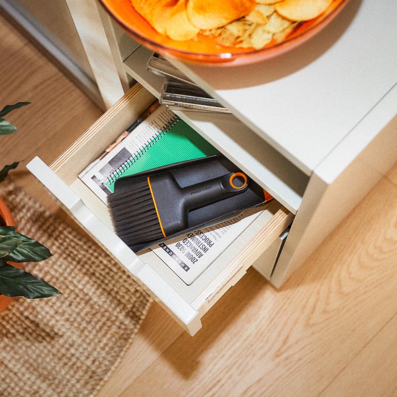 Fiskars Planting Soil Scoop & Brush Set, Dual-Sided Tool for Indoor Digging & Cleanup, Narrow Rigid End & Flexible Dustpan for Potting, Soft Bristles Sweep Debris, Recycled Plastic - Image 5