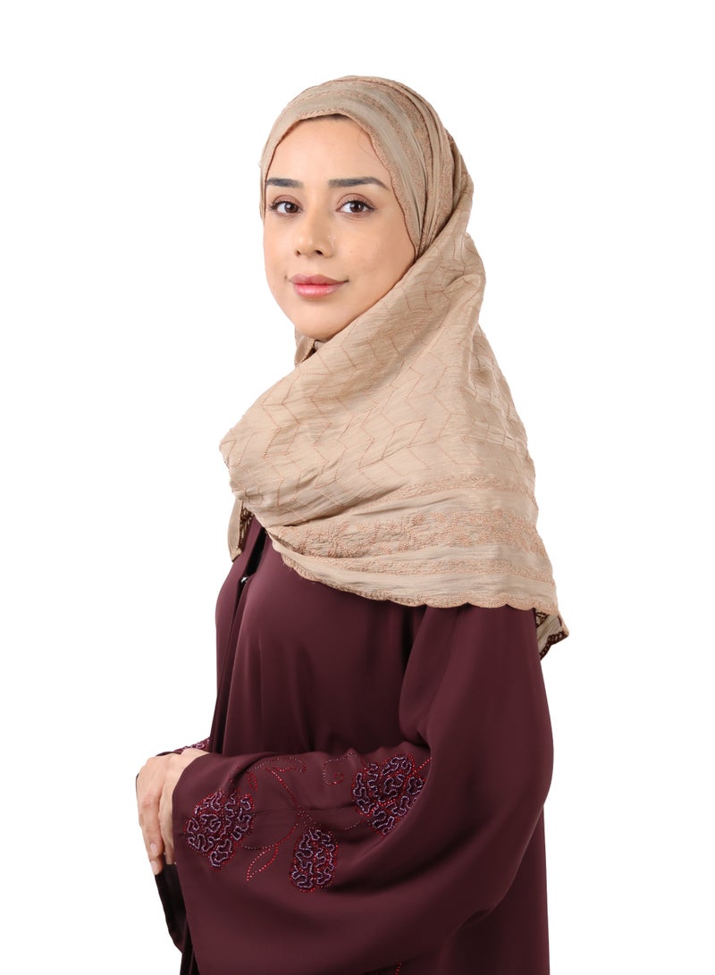 جميلة وشاح أورغانزا بنقشة شيفرون - جملي فاتح - Image 2