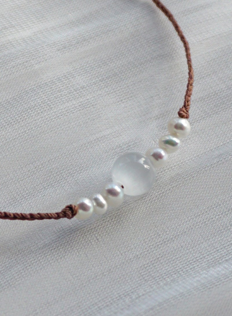 تصميم أصلي حجر عين القط الطبيعي، لؤلؤ، خيط شمع، سوار رفيع للغاية، يعني الثقة والصحة والسلام، سوار منسوج يدويًا، أبيض لؤلؤي - Image 4