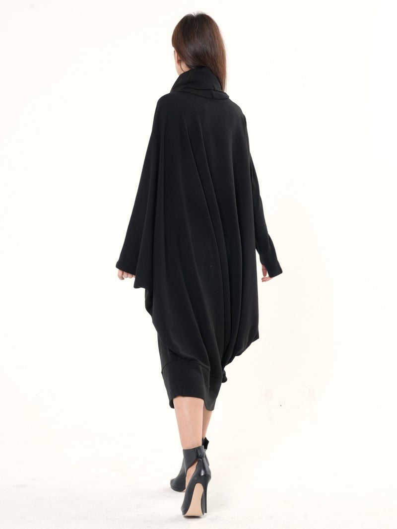 ميتامورفوزا فستان برقبة عالية (تيرتل نك) ناعم وفضفاض باللون الأسود - Image 4